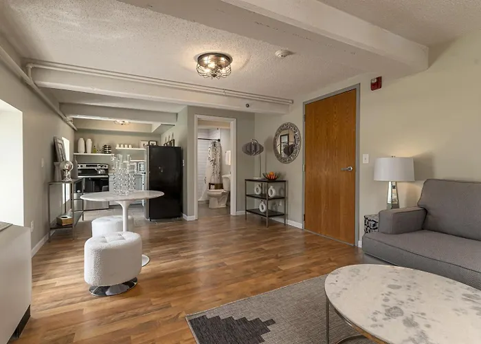 Stylish Queen Near Siu * Carbondale