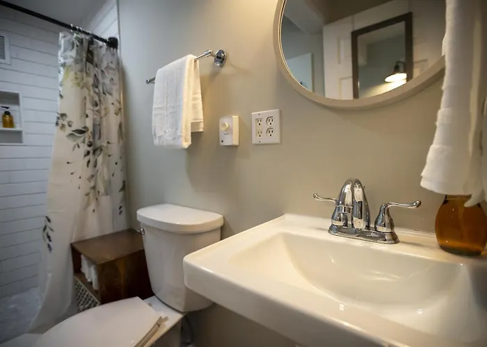 Stylish Queen Near Siu * Carbondale