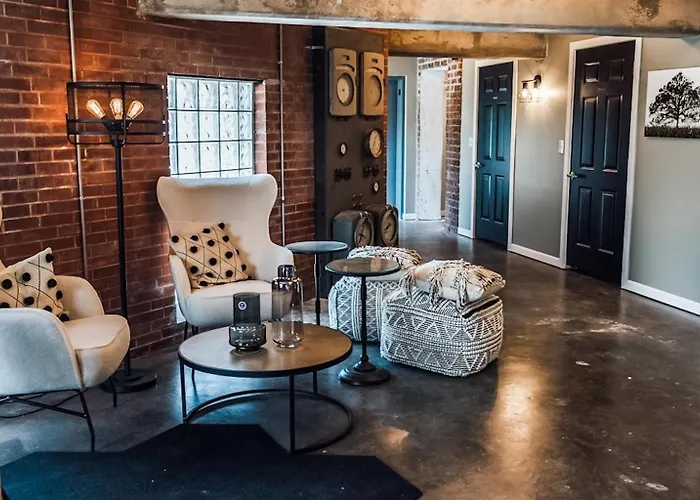 Stylish Queen Near Siu * Carbondale